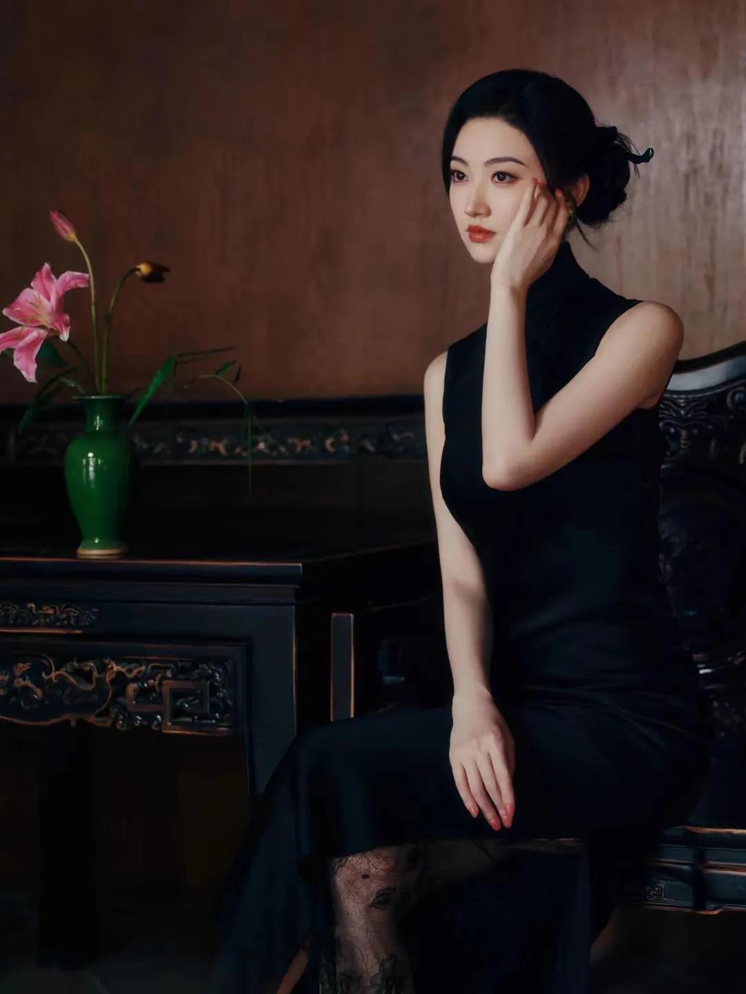 景甜身着黑色旗袍拍摄写真，一颦一笑皆是韵味。那曼妙身姿与旗袍完美融合，风情万种被