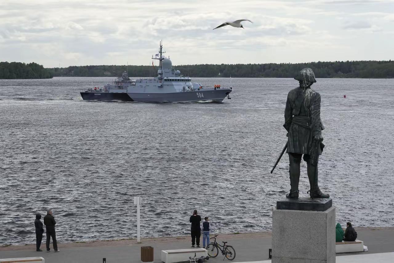 害怕被乌军击沉？俄海军黑海舰队最新护卫舰调离战区，走内河穿越俄罗斯本土抵达波罗的