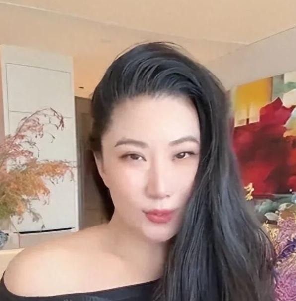 沉寂多年的Coco，一场直播直接刷新全网对她的看法，太让人意外了！这么多年