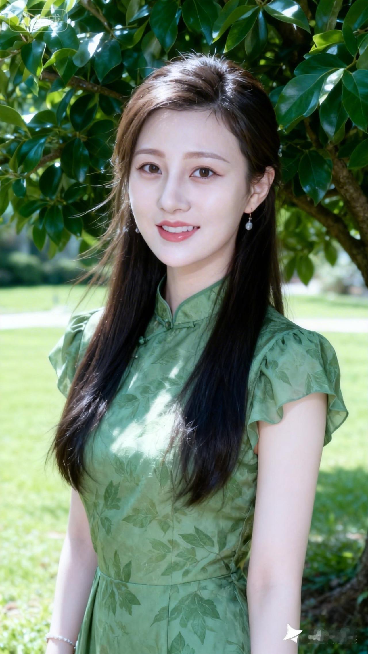 清新自然，绿意盎然，元气少女在阳光下绽放微笑。
