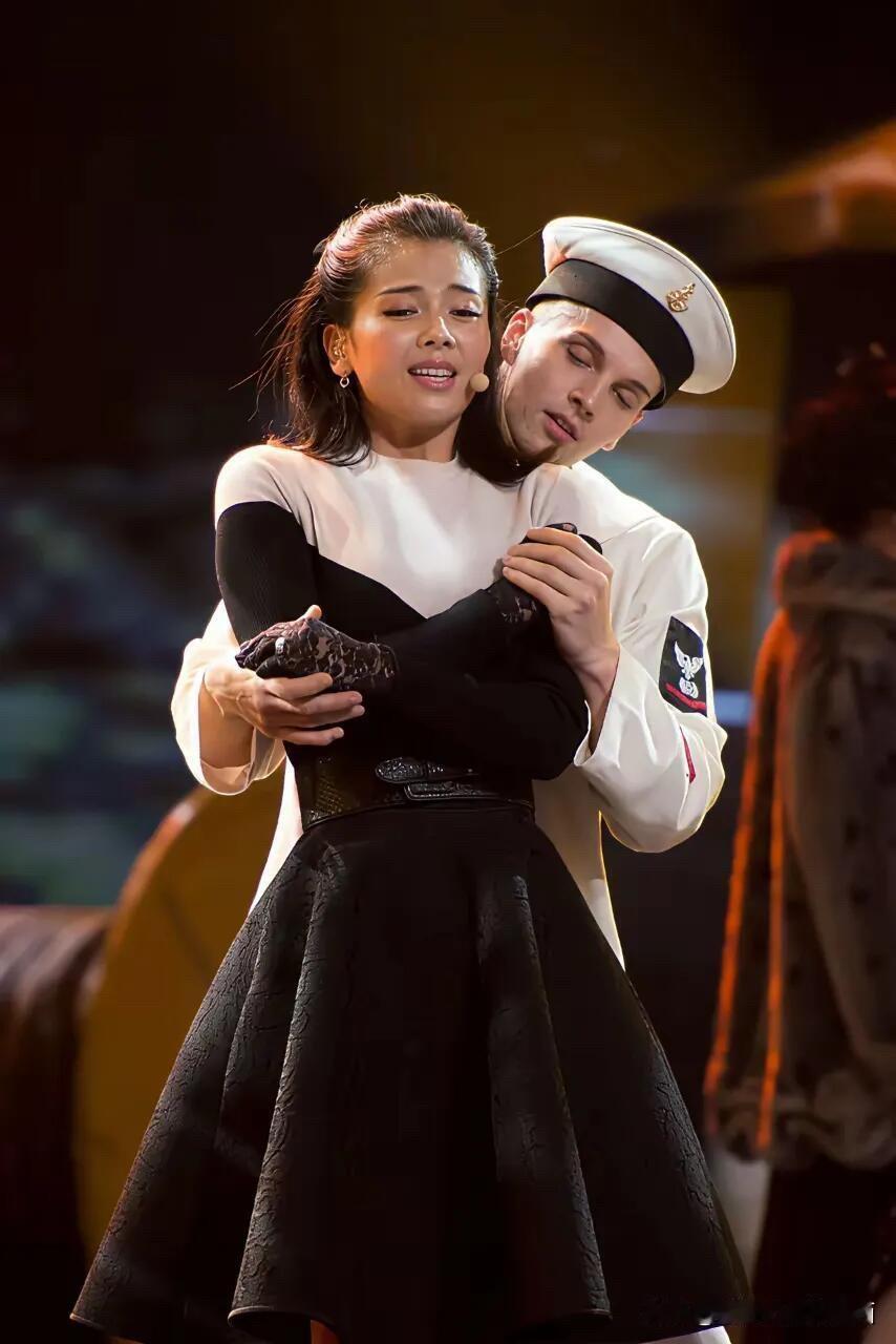 不愧是有真正演技的一个女演员，你看台上的刘涛一秒钟就能直接进入了角色，和外国演员