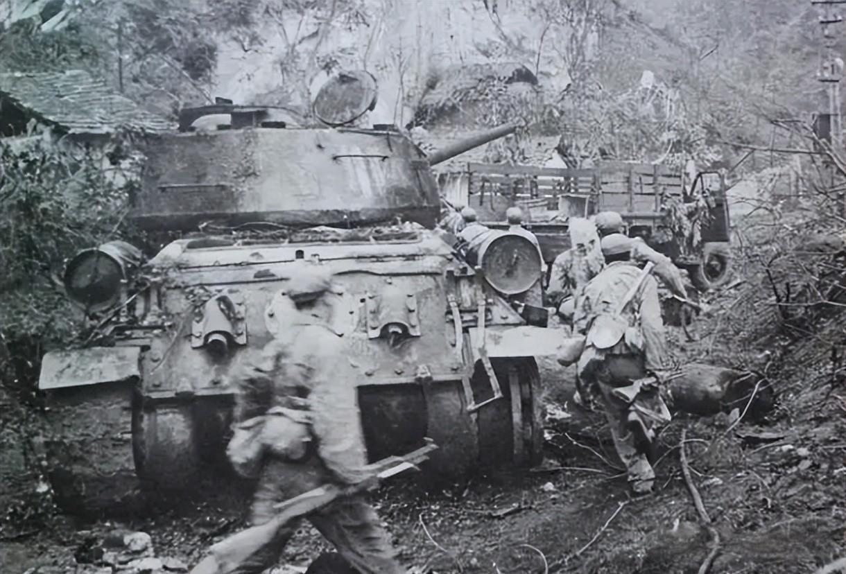 79年郭注山之战实录：55军连夜炮击扫射，却见越军阵地纹丝不动，副营长惊呼：扎假