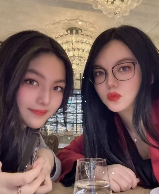 李湘永远比时代快半步，大学时期就买房多达七十多套，也是最先带货的明星。年轻时成为