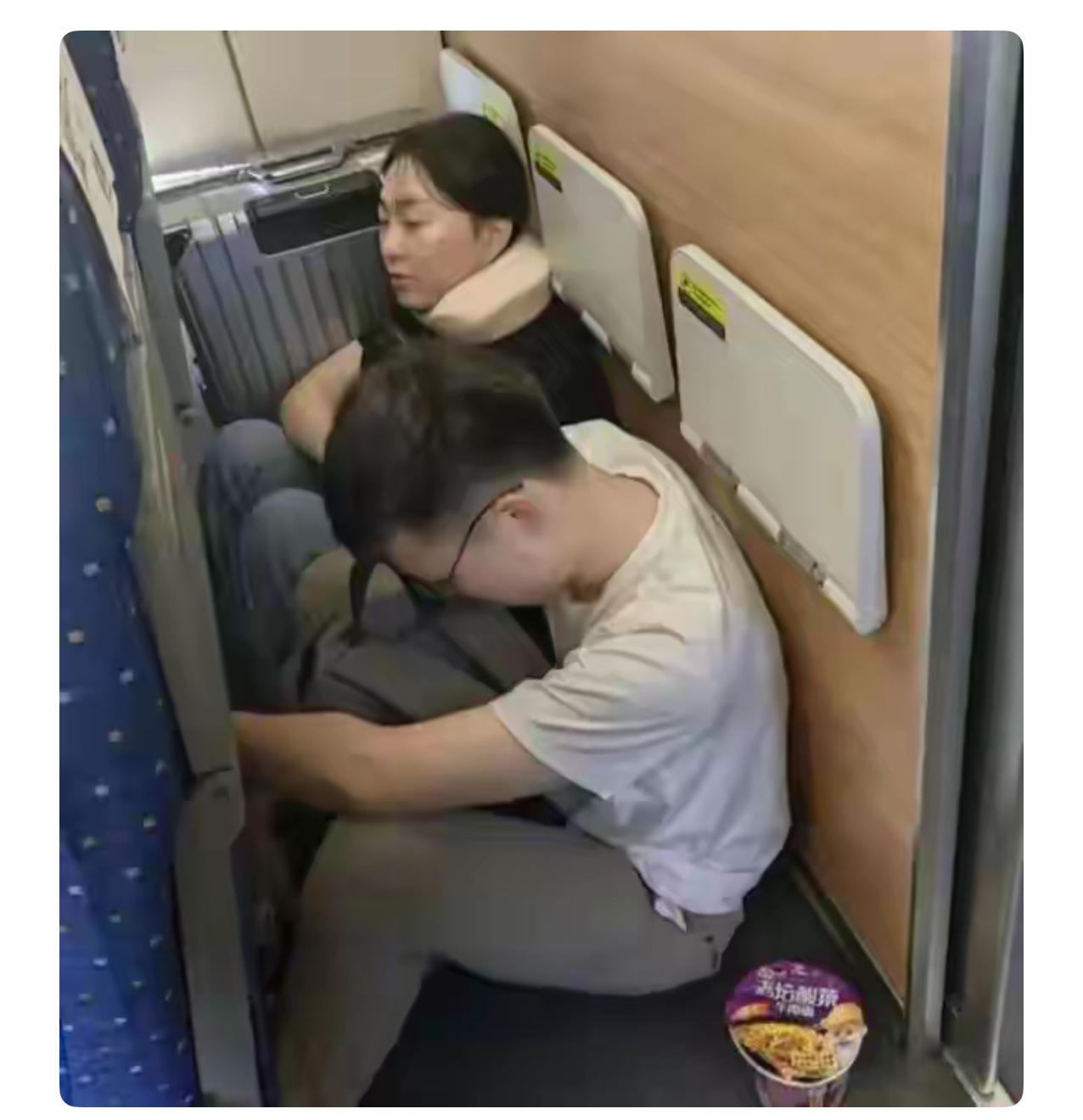 高铁上，一男一女坐在一起，男生想加女生微信，便主动搭话：“能加个微信吗？”女