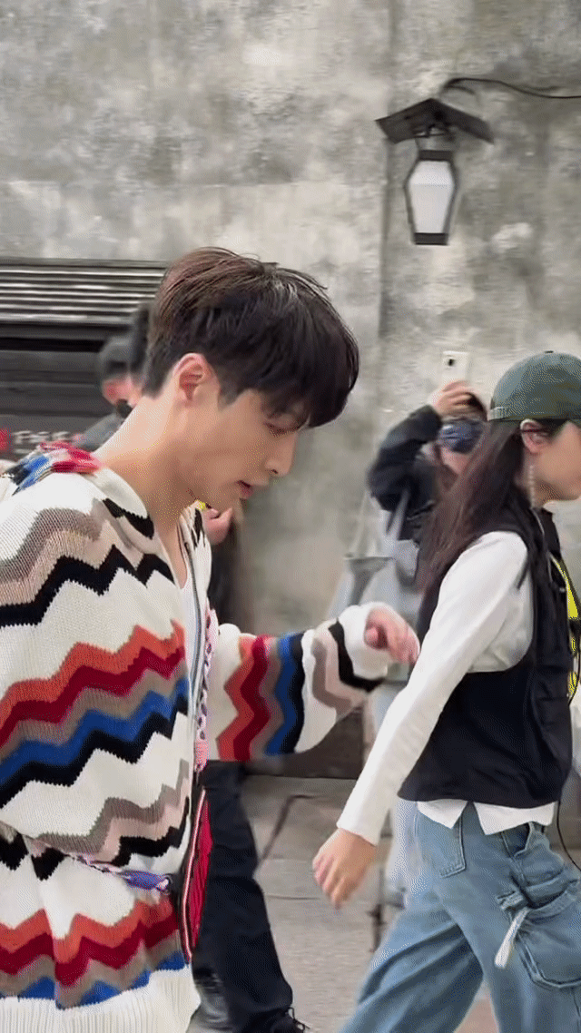 在乌镇偶遇张艺兴江南水乡最亮丽的风景线！张艺兴带着助演任务穿行古镇，朝气蓬勃似在