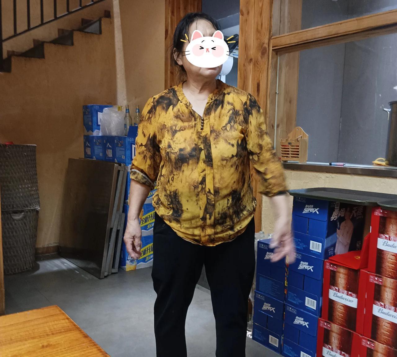 我真服了这位大姐！然而大姐却说自己很傻！我觉得大姐太能干了！在饭馆遇到一个大姐
