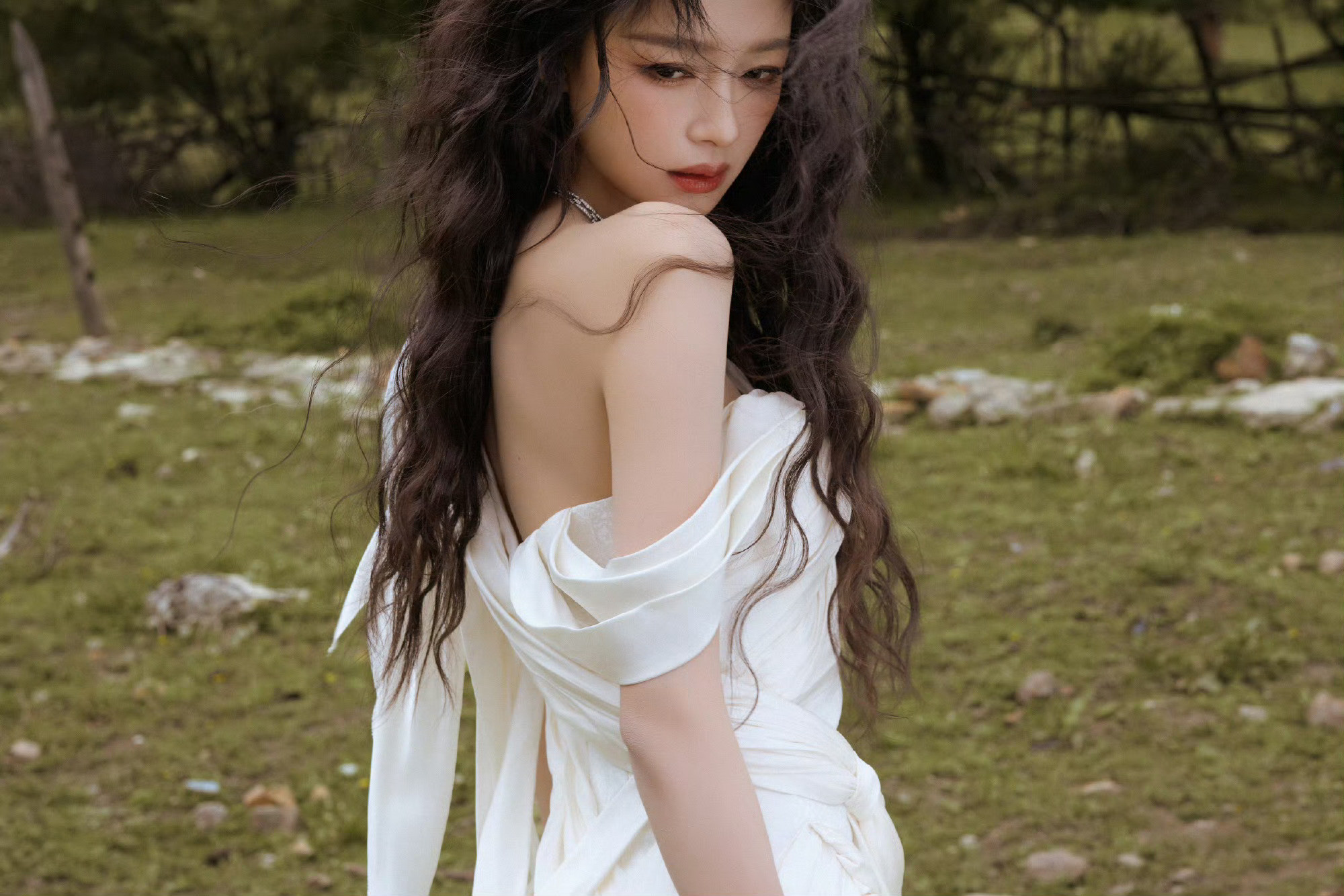 孙怡vogue出发图孙怡红毯出发图美到失语，山野白裙造型自带破碎又野性的美感！