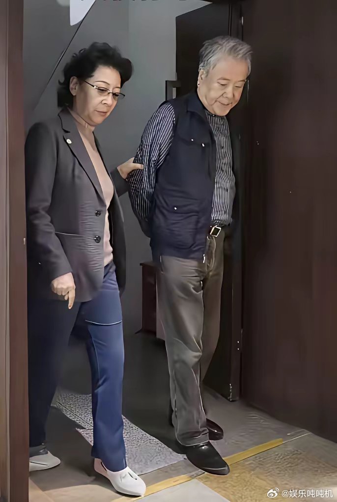 关牧村与老伴江弘出门散步时的一幕，江弘是她的第二任丈夫。