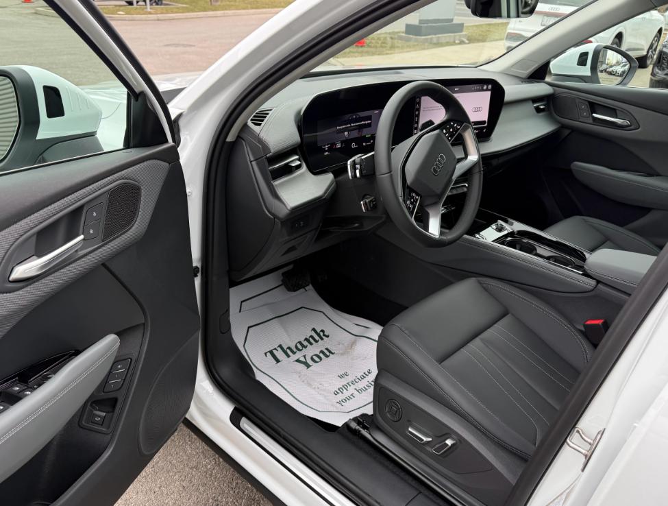 这是全新一代奥迪Q3的内饰，和现款车型相比，最大的变化就是采用了贯穿式的屏幕设计