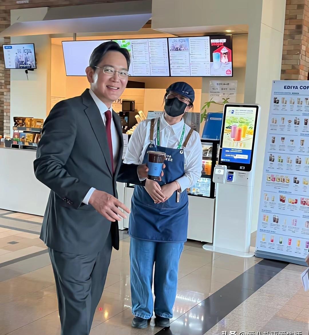 一杯冰美式2000韩元，李在镕啪地甩下5万小费——店员当场愣住，手机拍照的手都在