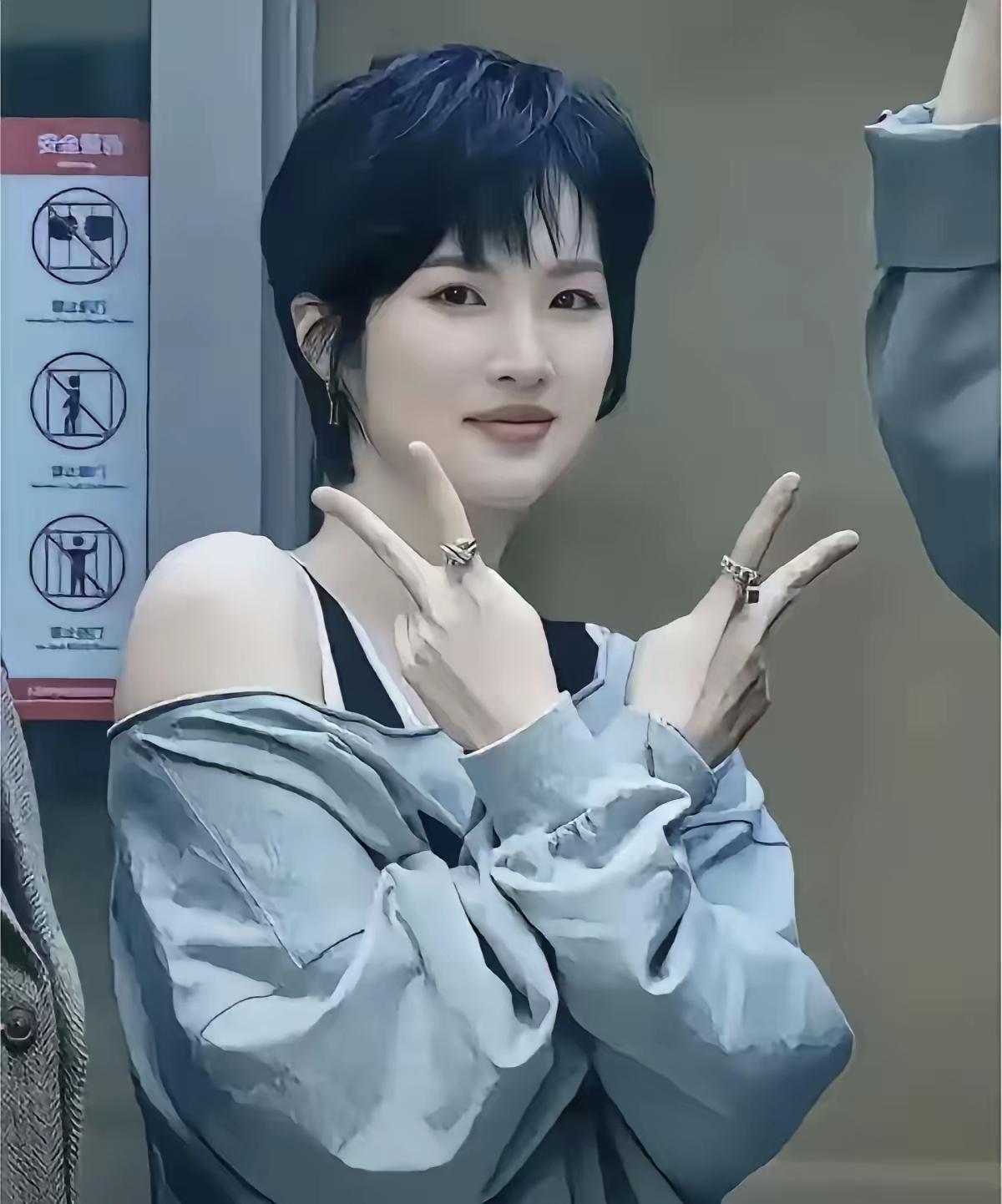 姚安娜转身回华为这步棋，说白了就是“家底厚才有得选”。前几年在娱乐圈晃悠时