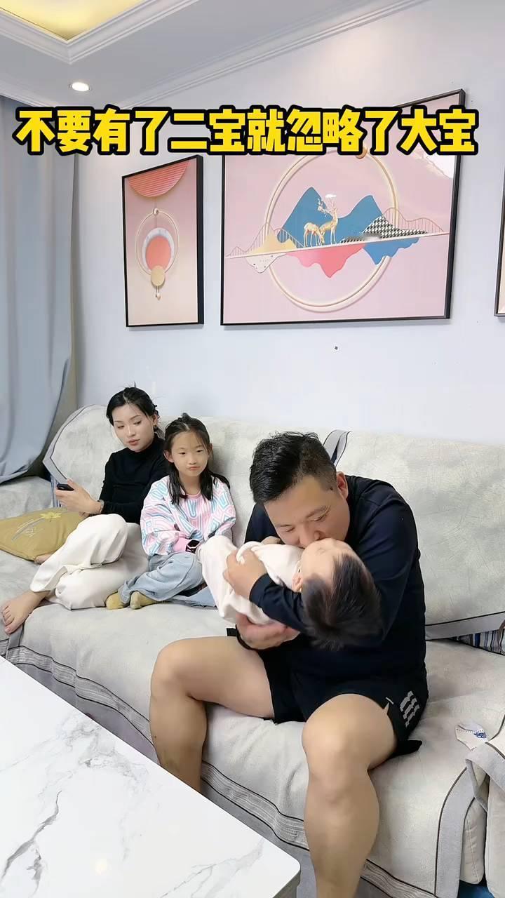不要有了二宝就忽略了大宝。爸爸一直在跟儿子玩，没注意到女儿的情绪变化，但妈妈敏