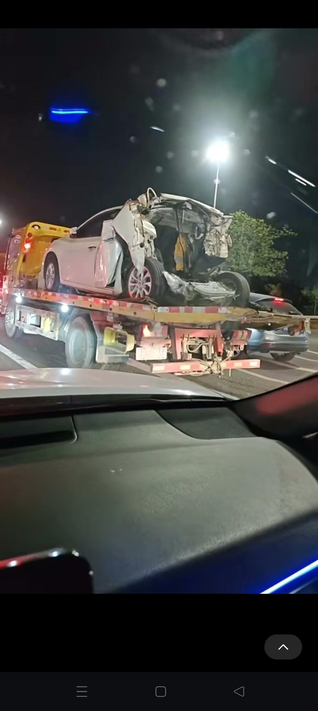 老天了这是日产轩逸经典这个车怎么这么软啊被追尾成了两厢车我开的也是轩逸经典