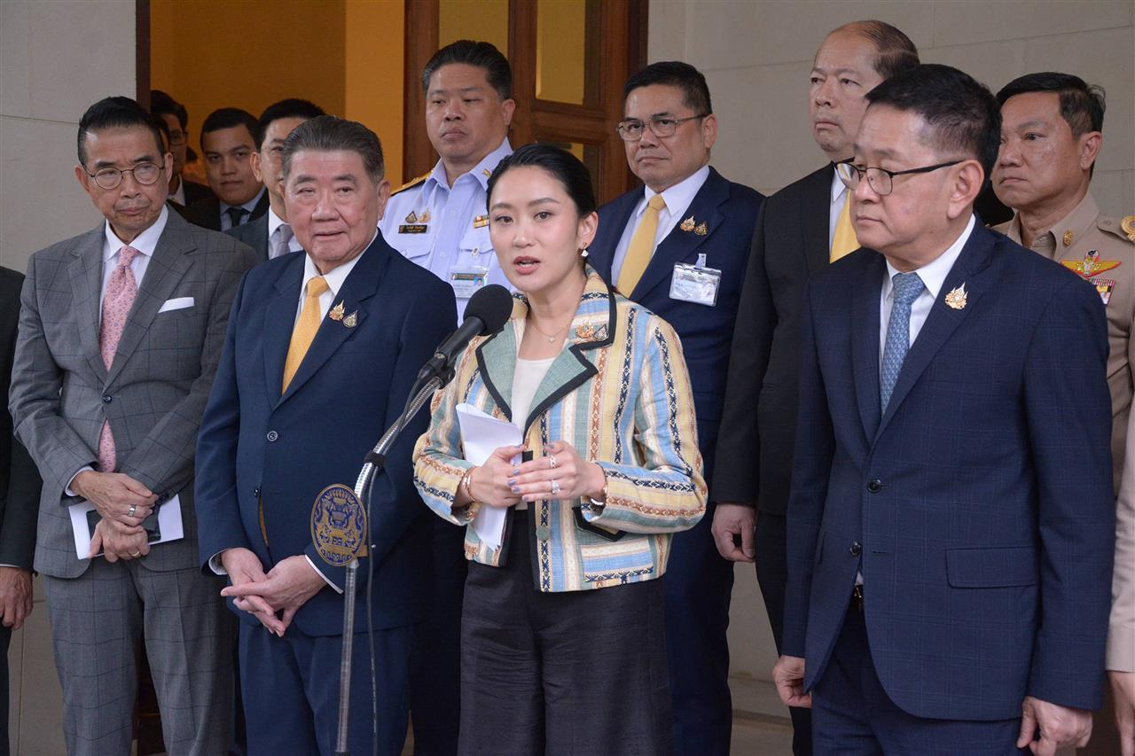 佩通坦强势回归！对着万人激情演讲，用四个犀利的问题，直接戳中泰国老百姓的心窝子！