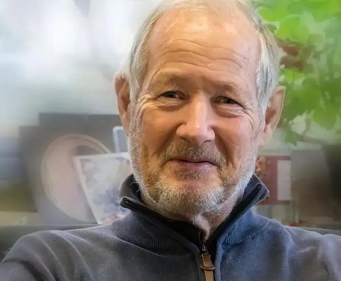 2006年，英国69岁的亿万富翁爱上了中国33岁的女外卖员。那天，女外卖员说：“