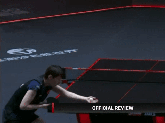 2026WTT新加坡大满贯，王曼昱在关键分被判发球回抛违例，立刻申请鹰眼挑战。