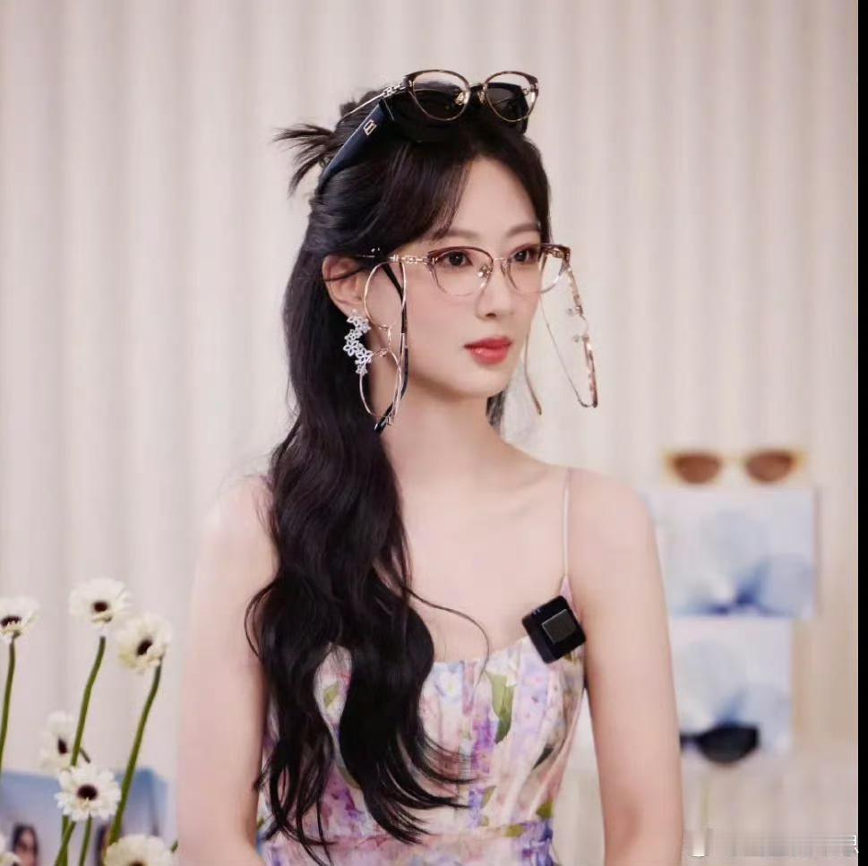 杨紫叠五副墨镜封神！抽象又上头！杨紫BOLON眼镜直播直接整活，即兴叠戴五副墨