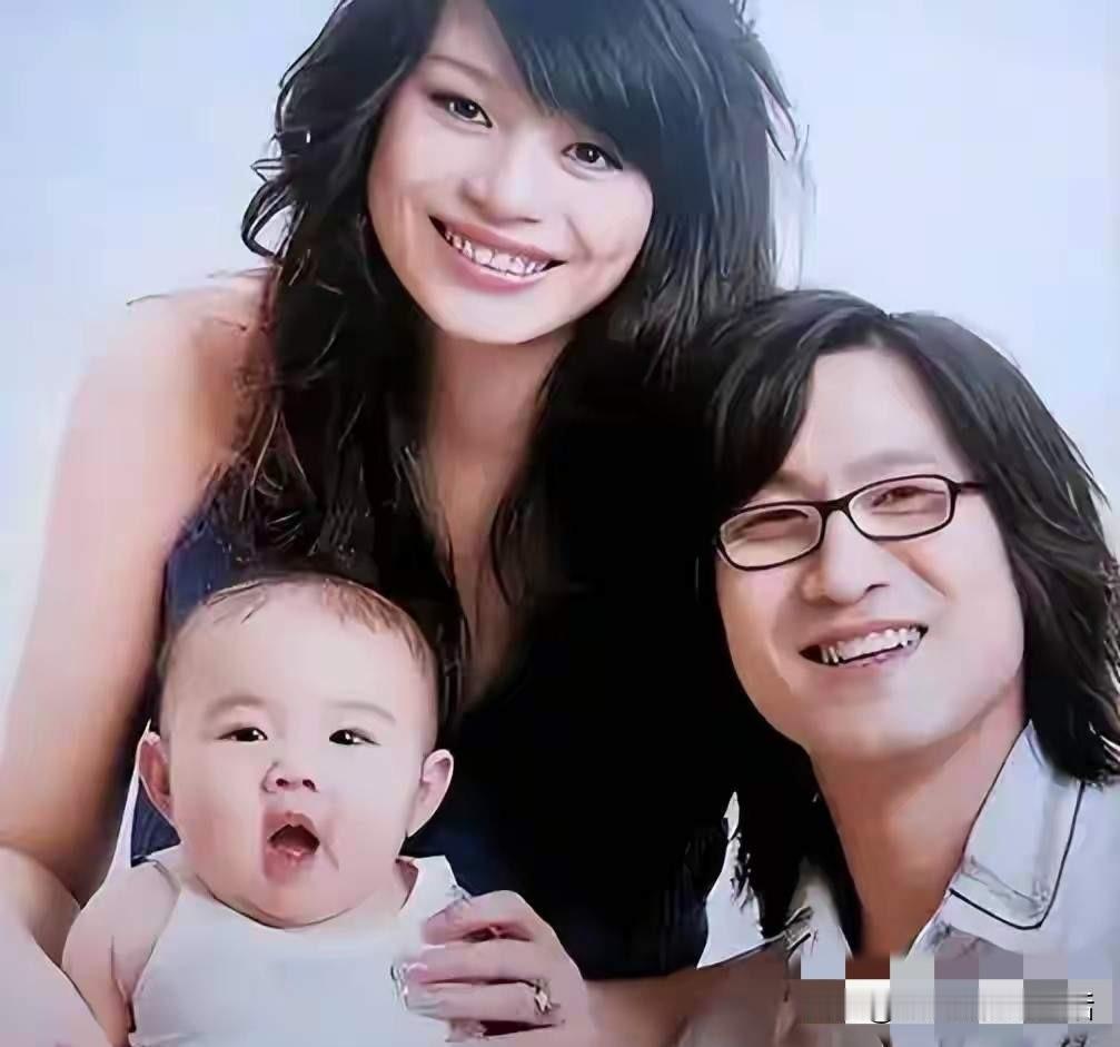 汪峰家的这个小苹果也真够不幸的。生下来就一直跟着奶奶一起生活，因为妈妈太年轻，