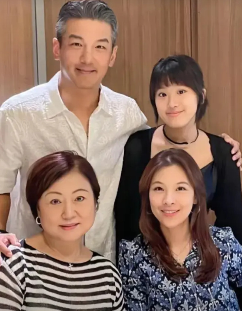 贾静雯大女儿梧桐妹的人生很特别，虽然父母各自又再婚了，但是爸爸<em>孙志浩</em>没有选择再生