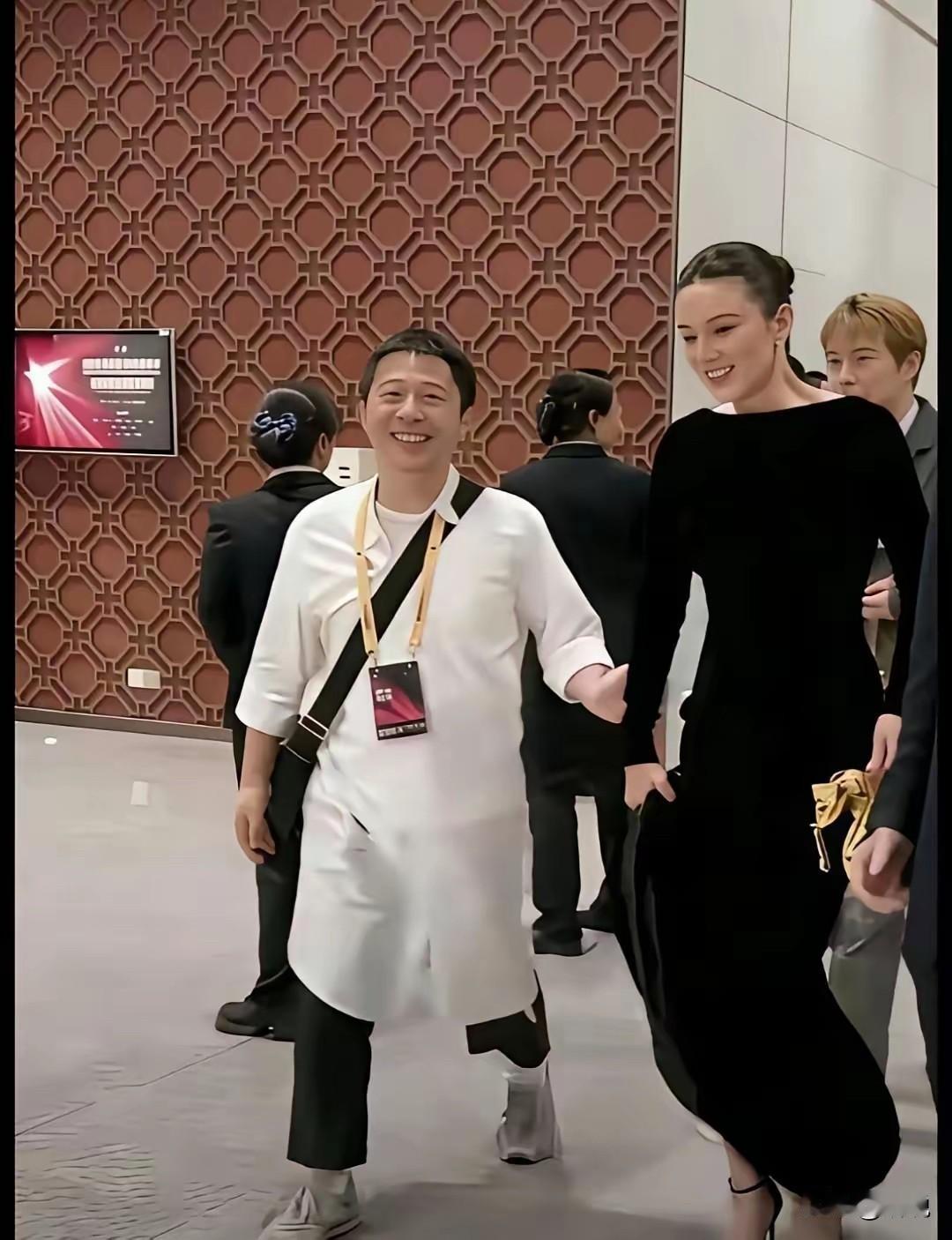 说实话，还是第一次看到宋佳与老公同框！乍一看穿的像阿联酋的，又像个厨师长[捂脸哭]