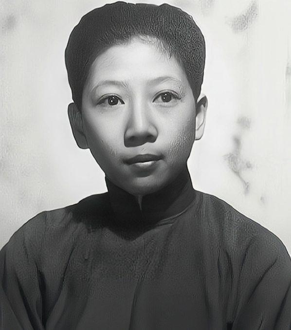 1994年，孔令伟去世，其姐孔令仪为她脱去男装，换上旗袍，画上淡妆，随后低头啜泣