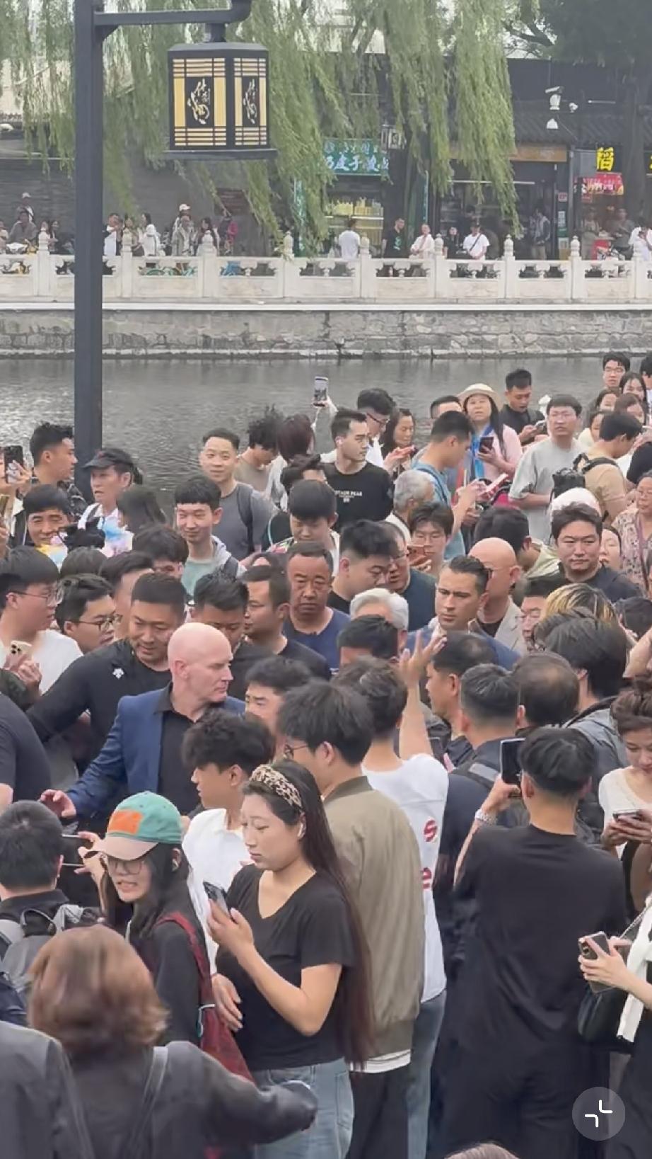 5月15日，黄仁勋在北京逛街被围堵成这样，感觉想要走出来是非常费力的，还好有保镖
