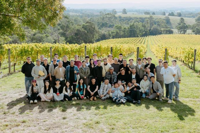 德云社演员墨尔本团建，董事长王惠也在，澳洲庄园内聚餐！德云社演员墨尔本团建，大合