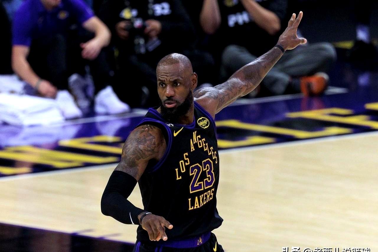 连着两场，湖人拿下火箭时，最扎眼的不是比分，是包夹后的反应。乌度卡和雷迪克都把