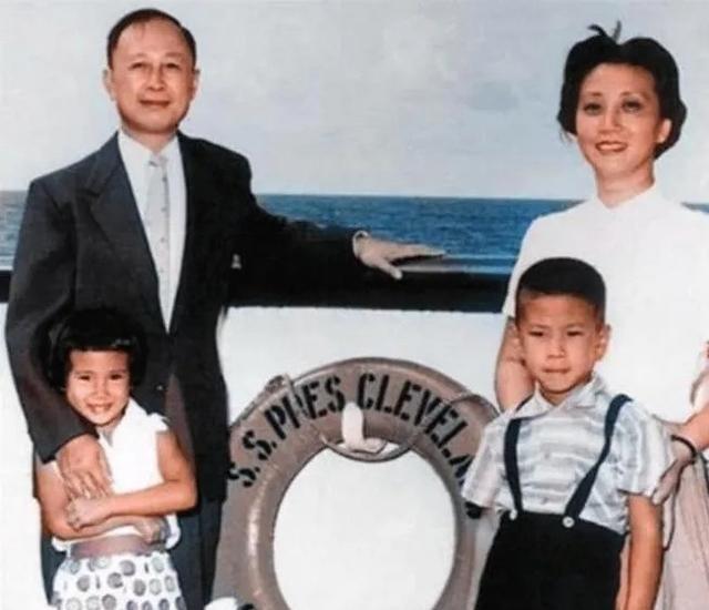 1955年，44岁的钱学森，带全家回国。船到夏威夷时，有位满头银发的老太太，指着