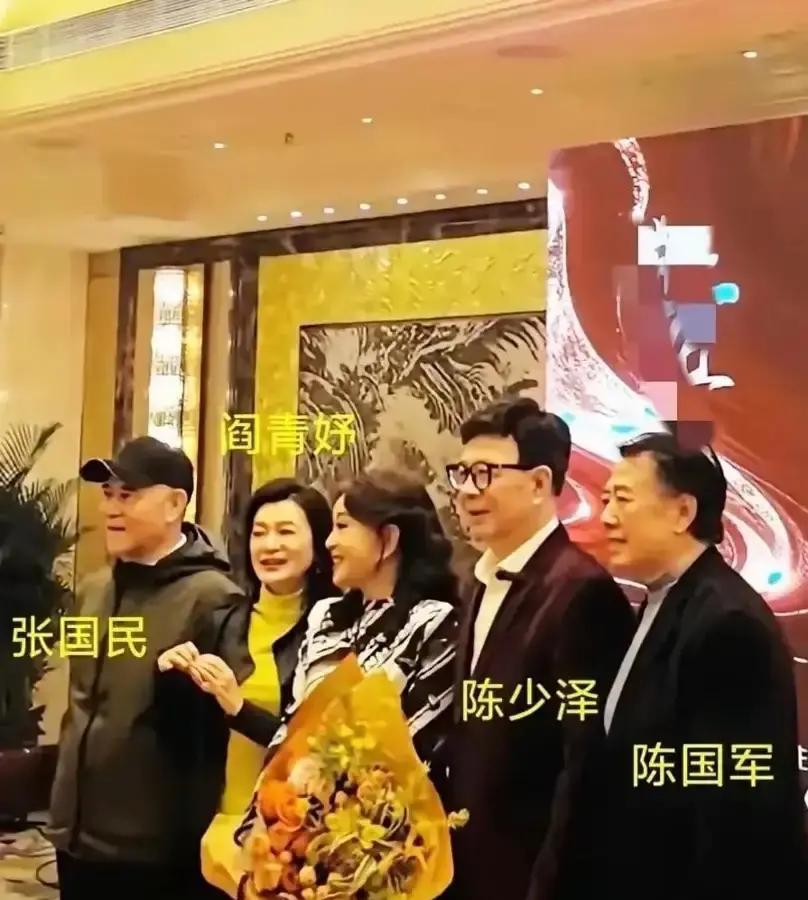 姜文缺席，视频却刷屏50周年现场，大屏幕上突然跳出姜文的脸。风沙糊满镜头，