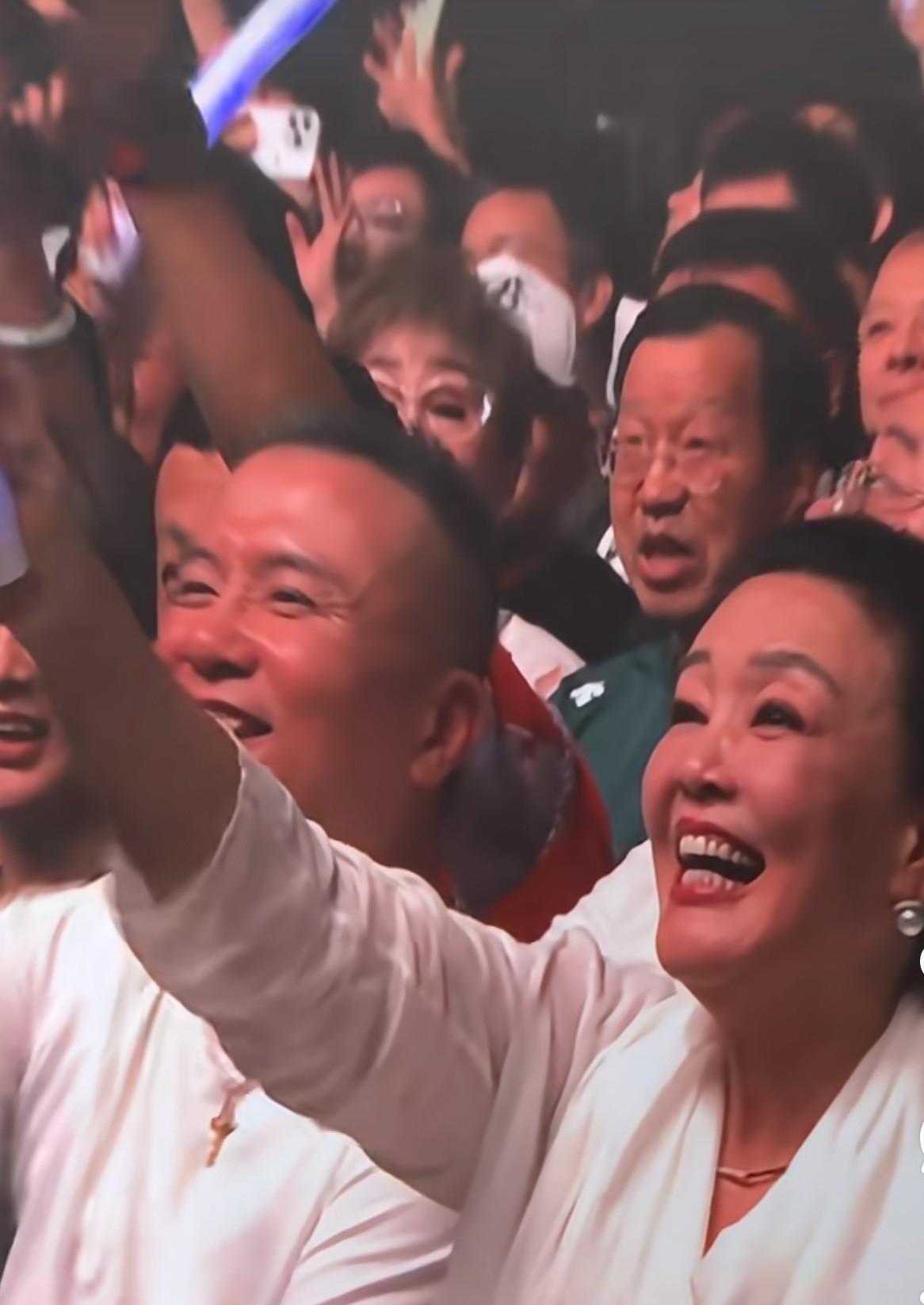 难怪张兰今天没播多久就下播了！原来她和老朋友一起来看姜育恒的个人演唱会了！张兰