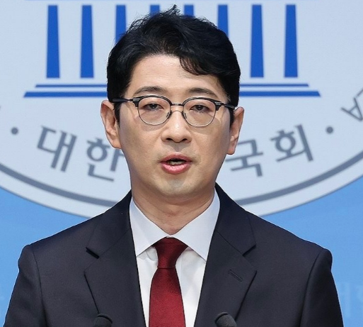 韩国国民力量党议员朱镇宇竟然是个革新派，实在令人出乎意料，曾经担任过尹前总统法律