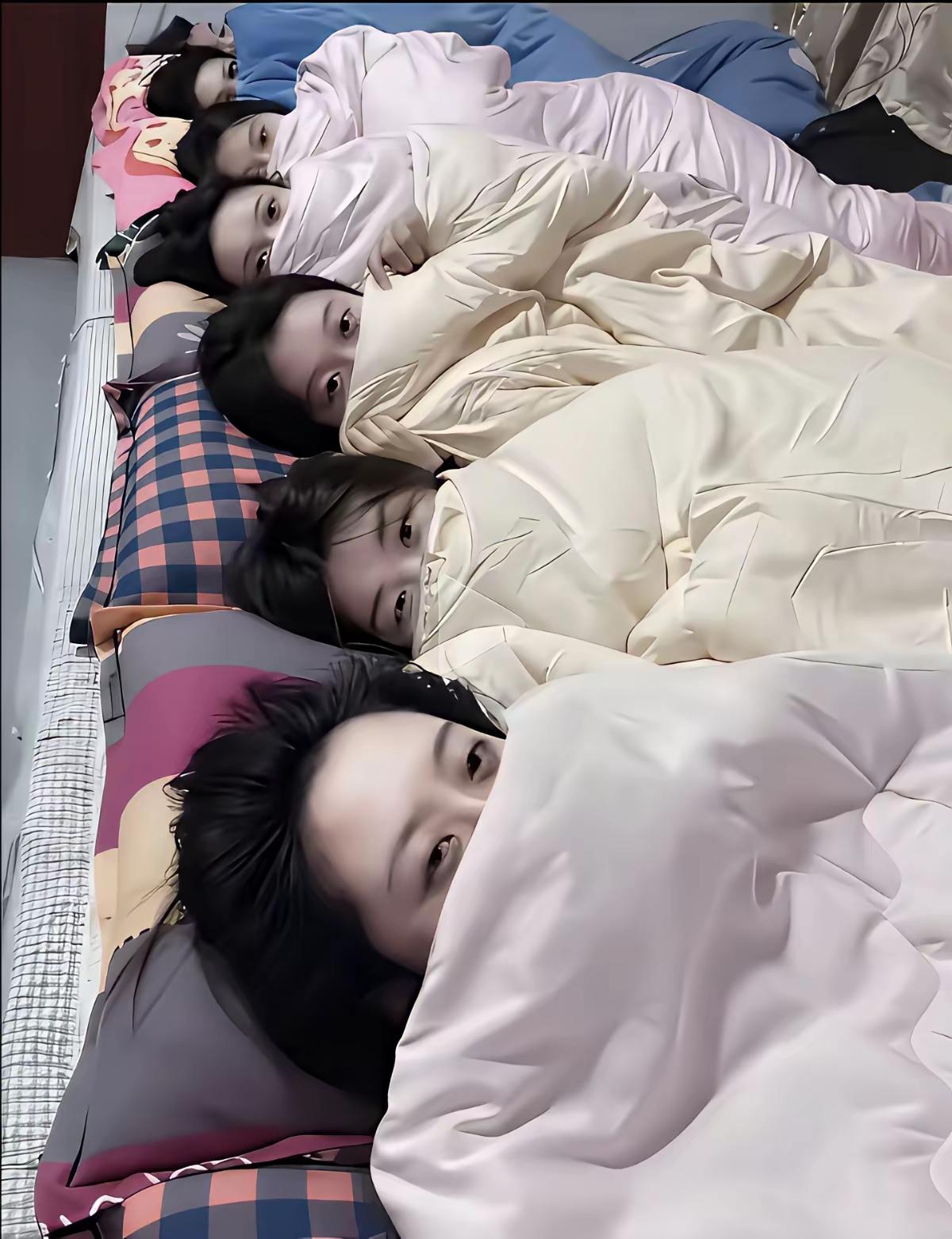 家有千金，福气满门！这家真富裕！这哪是几个女儿，这分明是养了这么多银行啊！苦尽