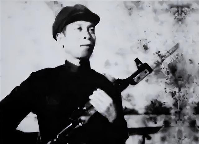 1981年，儿子欲要向公安部门上缴家里的冲锋枪，老人大怒：“就算天王老子来了我也