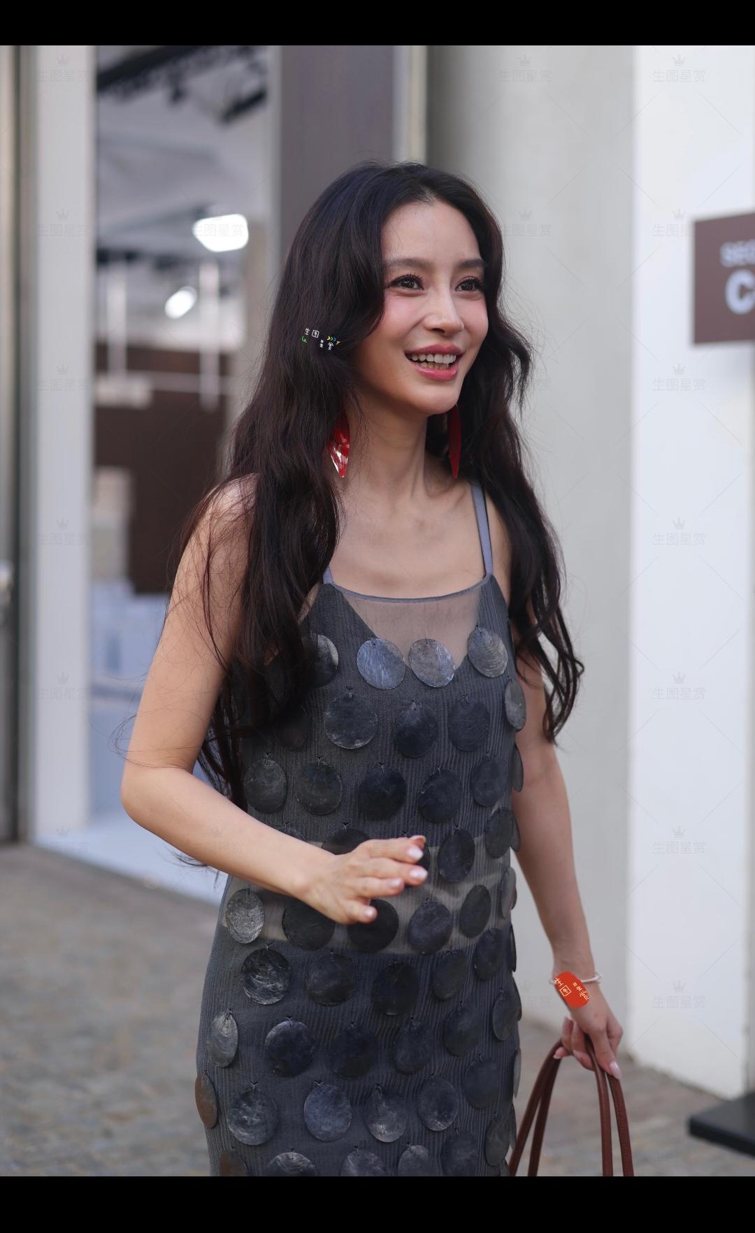 感觉这身衣服就像换季打折的，而且跟她选的这双鞋子也很是不搭！年龄感上来了，没以