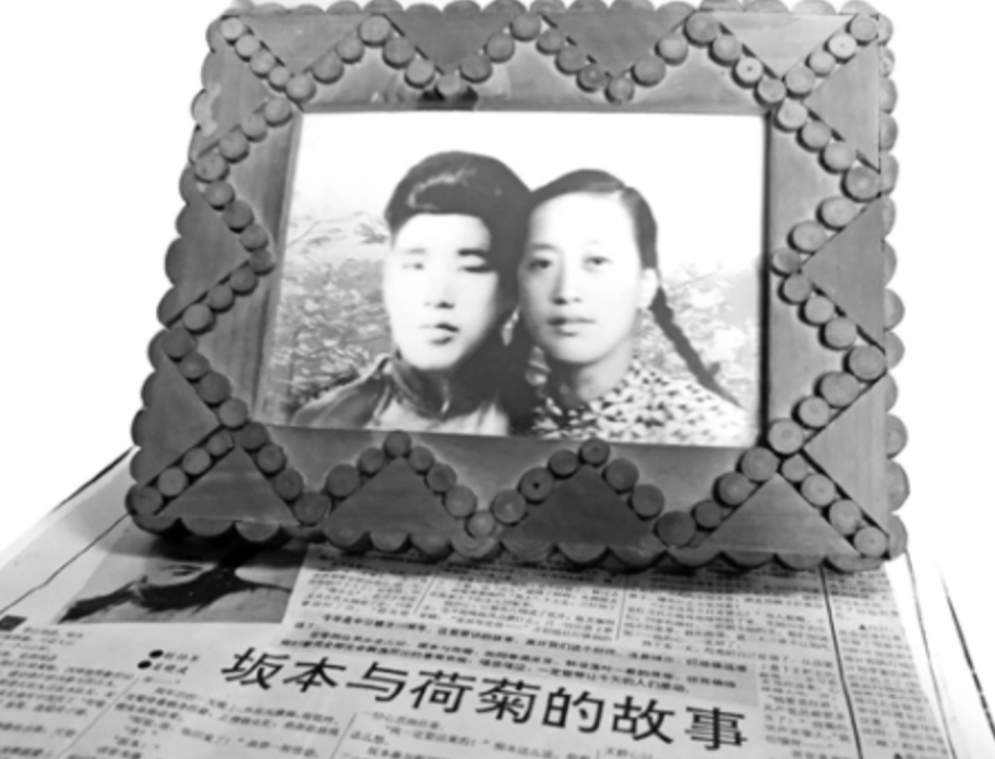 抗日战争中，一名日军趁夜翻进老农家，偷偷将一摞钱塞进窗户，说那是白天打他赔礼的钱