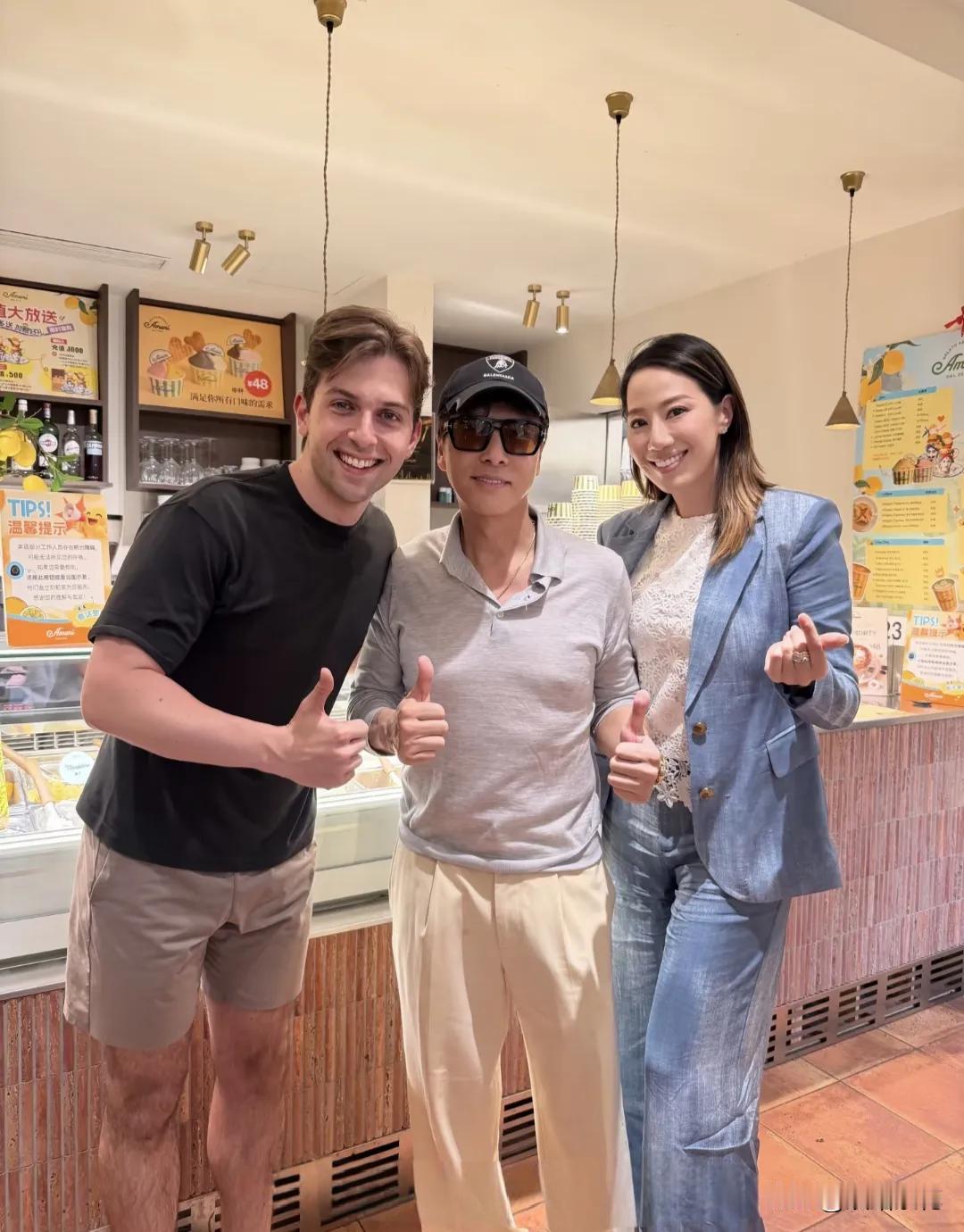 近日，有网友在上海一家冰淇淋店偶遇甄子丹、汪诗诗夫妻。63岁的甄子丹身着浅灰色P