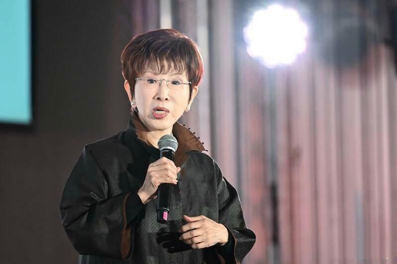 国民党前主席洪秀柱抵京出席9.3阅兵式，民进党暴怒要“法办”，蓝营忙切割：她不代
