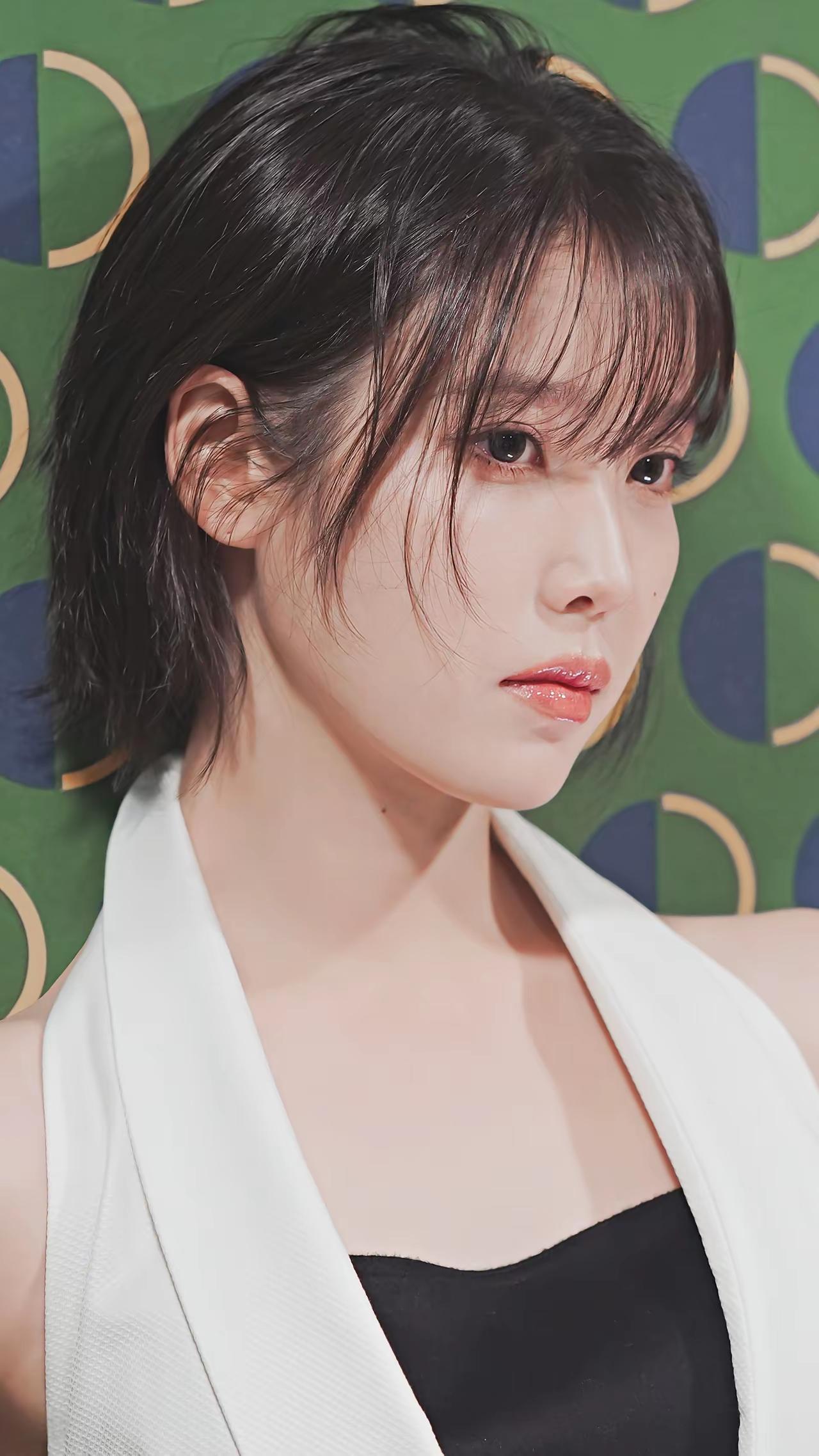 IU李知恩，姜妍都是那种美女。令人一眼难忘。但又是不同的风格。美女国色天姿美女