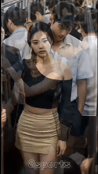 美女坐地铁这是怎么了是晕车了嘛感觉很痛苦的样子