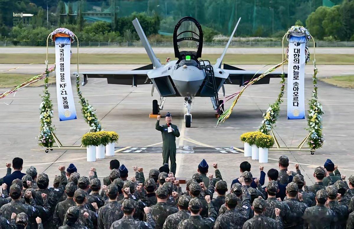 韩国KF-21战斗机正式交付韩国空军。这接装仪式整的，我还以为飞行员牺牲了呢。[捂脸哭]​