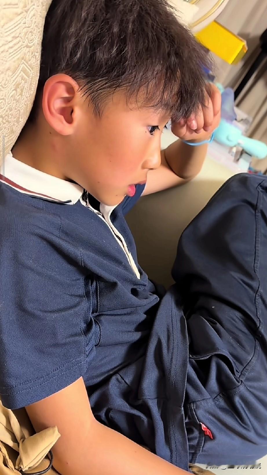 真是亲儿子，周琦这样的表现还是没能打服糊糊！京粤大战，周琦的儿子在家看球，周