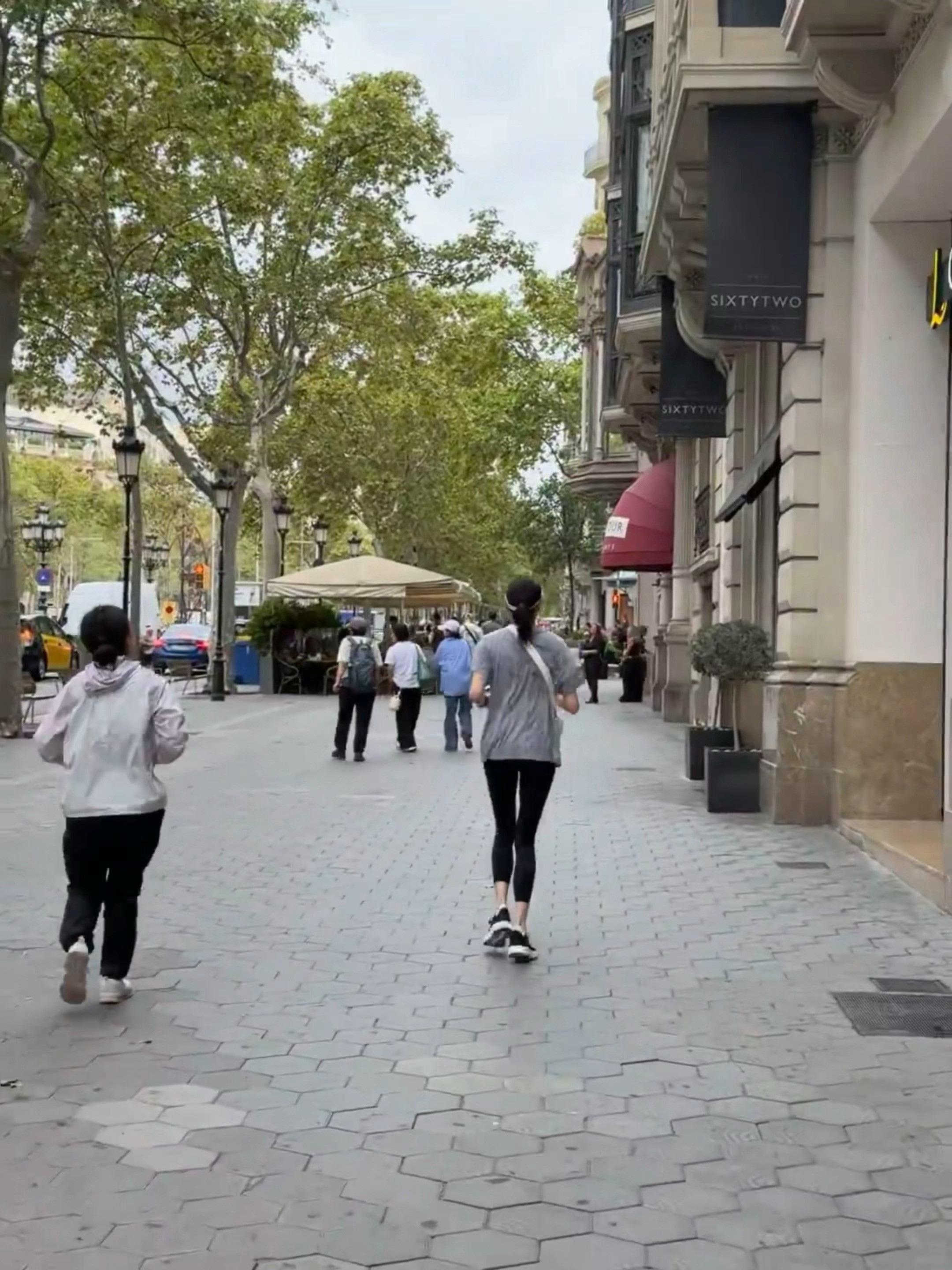 在巴塞偶遇关晓彤街头跑步好自律​​​