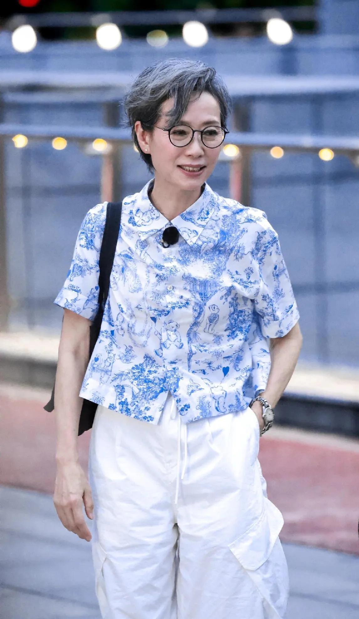 叶童的老年穿搭真时髦！蓝白印花衬衫配白色阔腿裤，清爽减龄又高级✨叶童