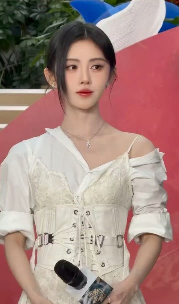 鞠婧祎简直跟自带磨皮一样鞠婧祎太美啦，以其自然美丽的外貌和无需美颜滤镜的自信，每