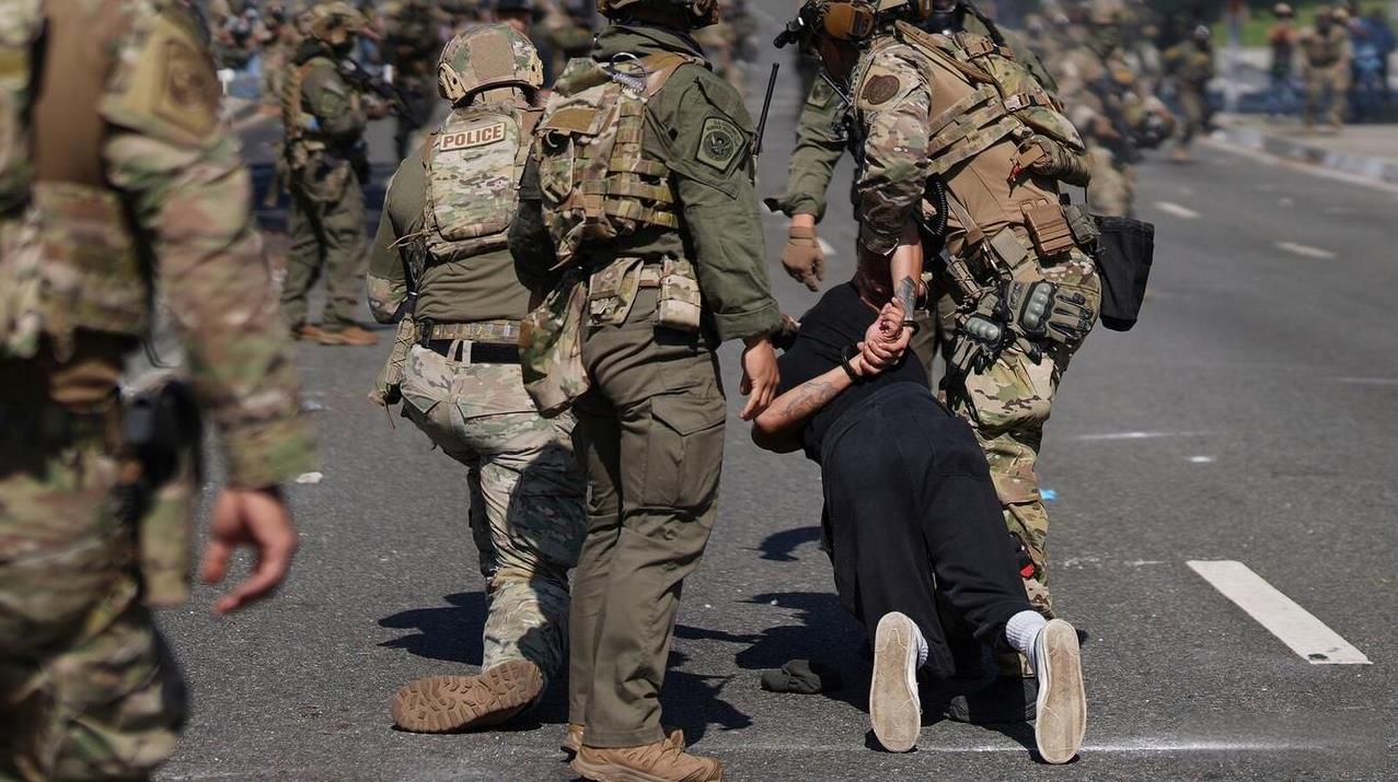 美国加州乱套了目前美国加州多个地区已经成了一锅粥，美国移民与海关执法局等多个机