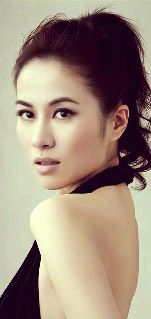 2014年，女演员叶璇在采访中爆出自己的原生家庭：她的母亲18岁便当了妈，却逼她