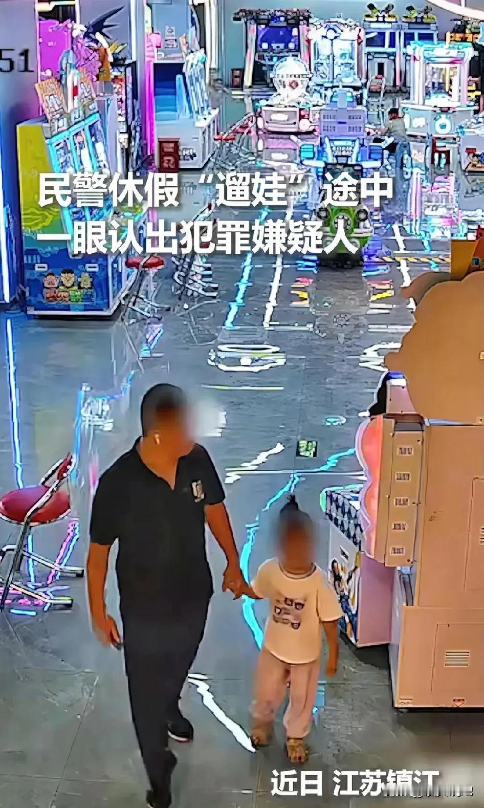 近日，江苏镇江一玩具城内上演了一场“意外”抓捕。京口公安分局四牌楼派出所副所长王