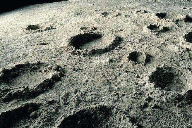 月球遍地是土，为啥不能随便带回地球？你可别被科幻片里的桥段骗了，觉得宇航员