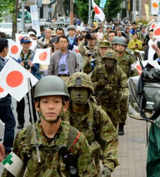 日本现在是不是在备战？直接说答案，很有可能。现在日本的国运衰落速度快得惊人，日本